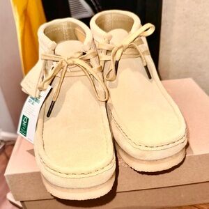 Clark’s cream/Tan “Wallabies” Suede 10m